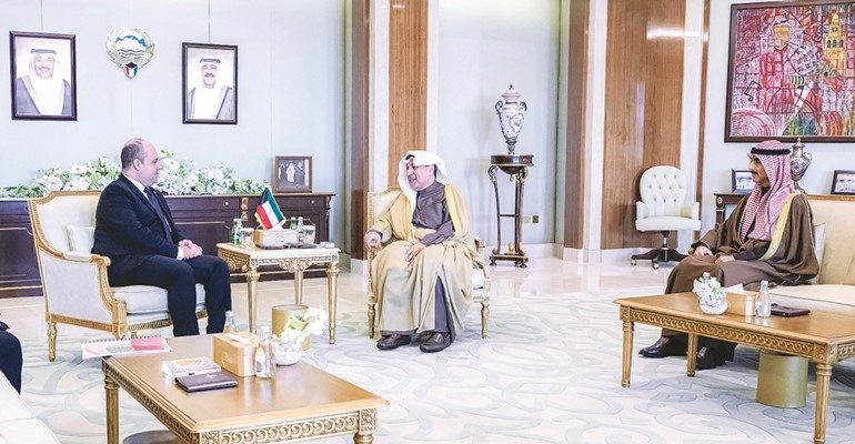 وزير شؤون الديوان الأميري الشيخ حمد جابر العلي ورئيس ديوان سمو ولي العهد الشيخ ثامر الجابر خلال لقائهما سفير أوكرانيا د. مكسيم صبح