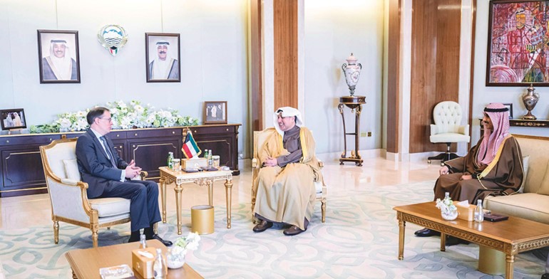 وزير شؤون الديوان الأميري الشيخ حمد جابر العلي ورئيس ديوان سمو ولي العهد الشيخ ثامر الجابر خلال استقبال سفير البرازيل رودريغو داراجو غابش