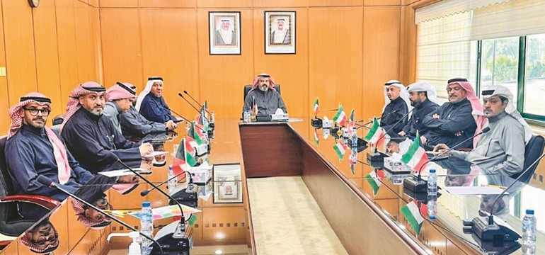 مدير عام الهيئة العامة للزراعة م.سالم الحاي خلال الاجتماع مع ممثلي بلدية الكويت