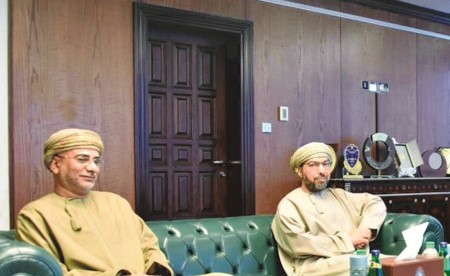 وكيل «الداخلية» بحث مع السفير العُماني تعزيز العلاقات الثنائية وتطوير التعاون الأمني