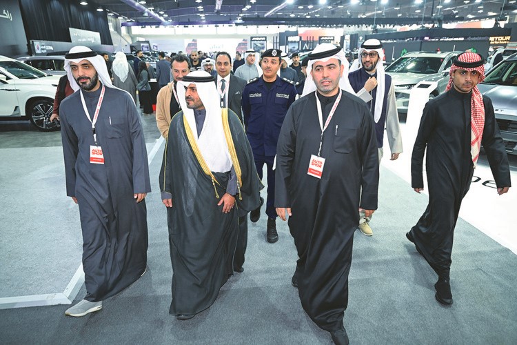 محافظ مبارك الكبير ومحافظ حولي بالتكليف الشيخ صباح بدر صباح السالم الصباح خلال جولة في المعرض(أحمد علي)