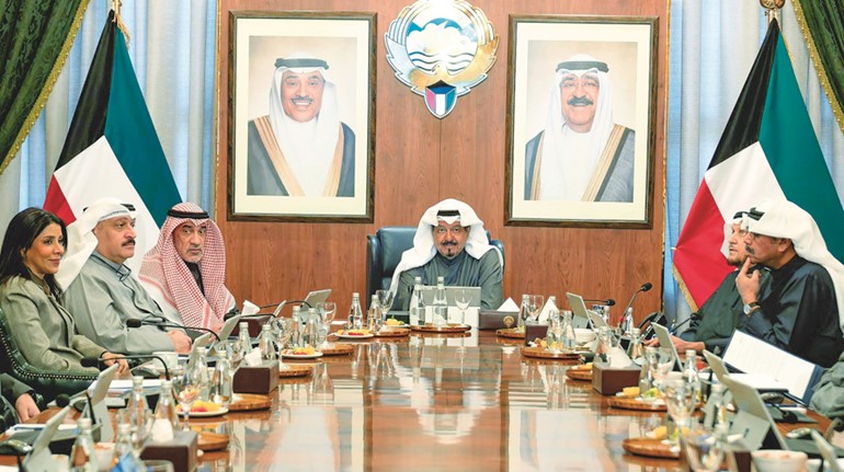 سمو الشيخ أحمد العبدالله رئيس مجلس الوزراء مترئسا اجتماع الحكومة أمس