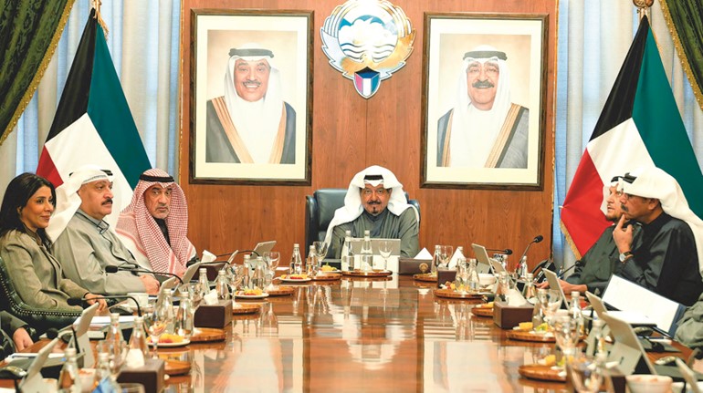 سمو الشيخ أحمد العبدالله رئيس مجلس الوزراء مترئسا اجتماع الحكومة