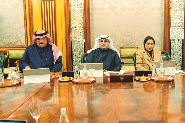 م.سيد جلال الطبطبائي وعبداللطيف المشاري ود.أمثال الحويلة