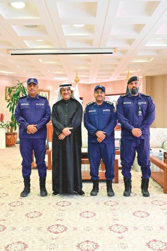 محافظ الجهراء حمد الحبشي خلال استقباله مدير إطفاء الجهراء العميد عبدالله الجزاف ومدير إطفاء الجهراء للمراكز الخارجية العميد عثمان الوزق