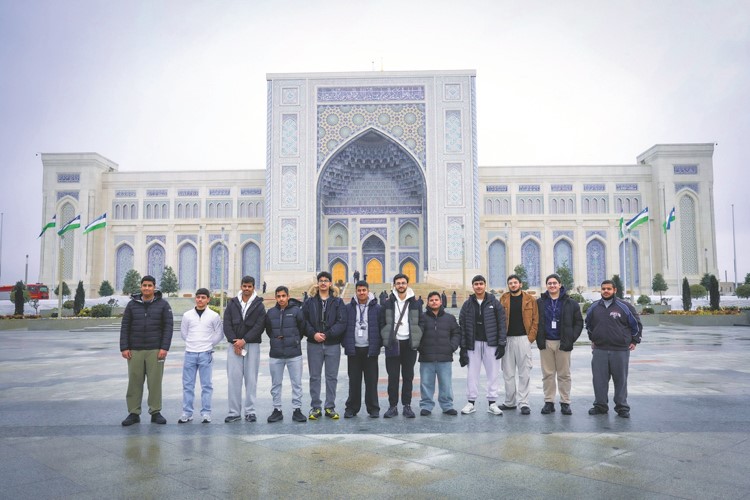 وفد الطلبة خلال زيارتهم إلى أوزبكستان
