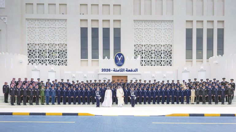 صاحب السمو الشيخ تميم بن حمد أمير دولة قطر في صورة جماعية مع الطلبة الضباط الخريجين