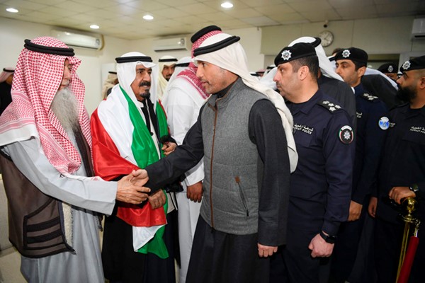 مرزوق الغانم معزيا ذوي شهيد الواجب رقيب محمد سعد الهاجري