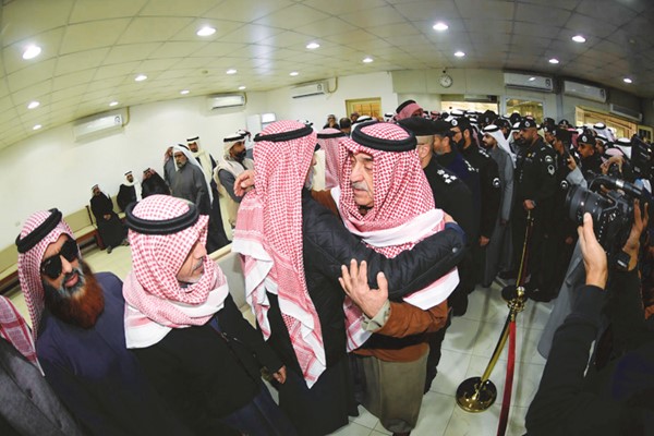 الشيخ محمد اليوسف لدى تقديم واجب العزاء في شهيد الواجب رقيب محمد سعد الهاجري