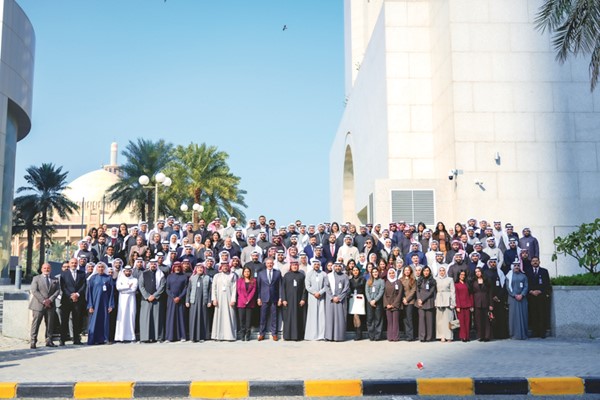 رئيس الجهاز التنفيذي لمجموعة بنك برقان طوني ضاهر والرئيس التنفيذي لبنك برقان - الكويت فاضل عبدالله ومدير عام الموارد البشرية والتطوير للمجموعة نقيب أمين يتوسطون فريق بنك برقان إلى جانب مجموعة من قيادات البنك والإدارة العليا