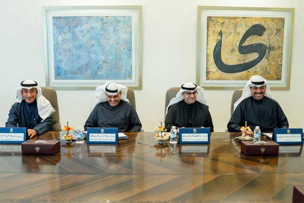 وزير الدفاع الشيخ عبدالله العلي ووزير الدولة لشؤون البلدية ووزير الدولة لشؤون الإسكان عبداللطيف المشاري ورئيس مجلس إدارة الجهاز المركزي للمناقصات العامة عصام المرزوق ورئيس إدارة الفتوى والتشريع المستشار صلاح الماجد