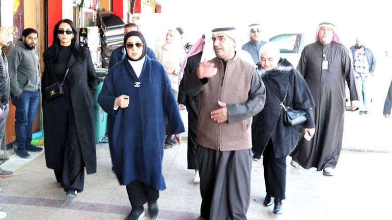 مدير عام الهيئة العامة للقوى العاملة م. رباب العصيمي خلال الجولة التفتيشية في الشويخ الصناعية
