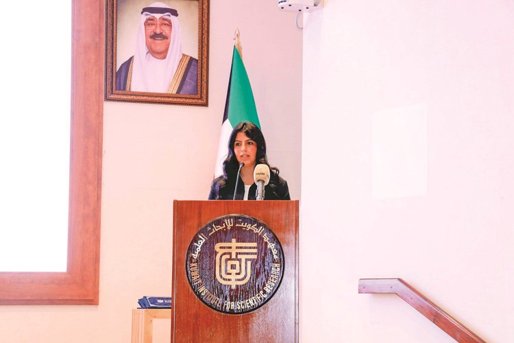 الطالبة لجين العدواني في كلمتها نيابة عن الطلبة