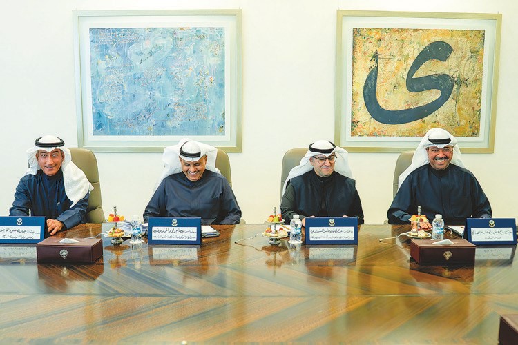 وزير الدفاع الشيخ عبدالله العلي ووزير الدولة لشؤون البلدية ووزير الدولة لشؤون الإسكان عبداللطيف المشاري ورئيس مجلس إدارة الجهاز المركزي للمناقصات العامة عصام المرزوق ورئيس إدارة الفتوى والتشريع المستشار صلاح الماجد