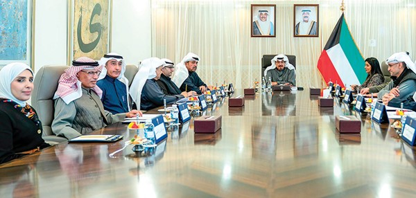 سمو الشيخ أحمد العبدالله رئيس مجلس الوزراء مترئساً اجتماع لجنة تنفيذ المشروعات الكبرى بحضور وزير الدفاع الشيخ عبدالله العلي ووزيرة الأشغال العامة د.نورة المشعان ووزير الدولة لشؤون البلدية ووزير الدولة لشؤون الإسكان عبداللطيف المشاري ورئيس ديوان رئيس مجلس الوزراء بالإنابة الشيخ خالد محمد الخالد ورئيس مجلس إدارة الجهاز المركزي للمناقصات العامة عصام المرزوق ورئيس إدارة الفتوى والتشريع المستشار صلاح الماجد والعضو المنتدب للهيئة العامة للاستثمار الشيخ سعود سالم العبدالعزيز ووكيل وزارة الكهرباء والماء والطاقة المتجددة د.عادل الزامل وأنوار الداهش