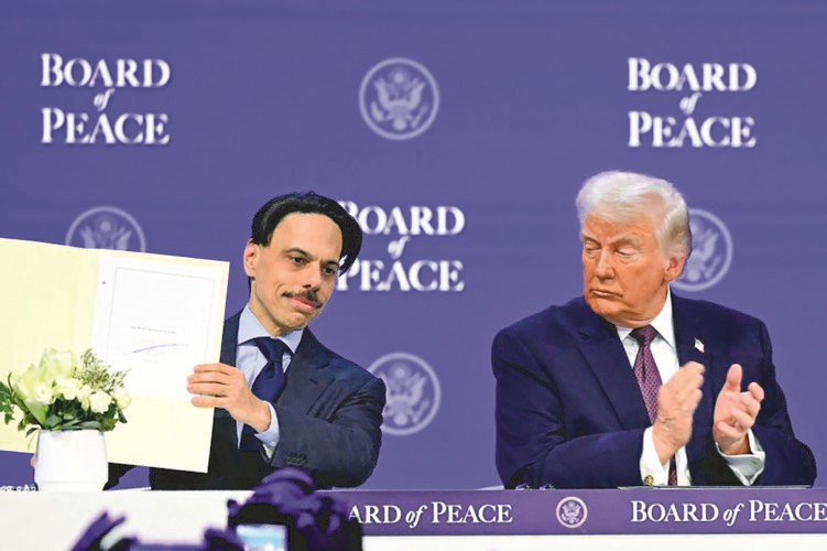 الرئيس ترامب يصفق فيما صاحب السمو الأمير فيصل بن فرحان وزير الخارجية السعودي يحمل الوثيقة الموقعة						(أ.ف.پ)