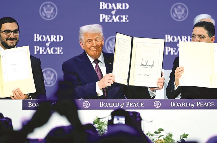 الرئيس الأميركي متوسطا سمو الشيخ عيسى بن سلمان بن حمد آل خليفة وزير ديوان رئيس مجلس الوزراء البحريني ووزير الخارجية المغربي ناصر بوريطة بعد التوقيع على الميثاق	(أ.ف.پ)