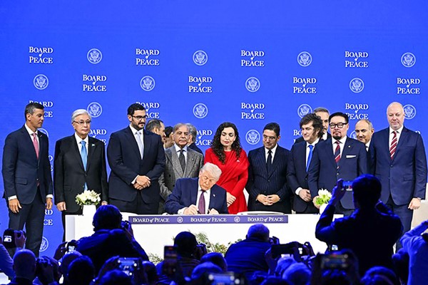 الرئيس الأميركي دونالد ترامب يوقع ميثاق «مجلس السلام» بحضور مجموعة من الرؤساء ووزراء الخارجية على هامش منتدى دافوس (أ.ف.پ)