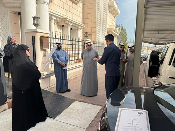 وزير العدل المستشار ناصر السميط يطلع على سير العمل في مركز رؤية المحضونين بمنطقة الزهراء