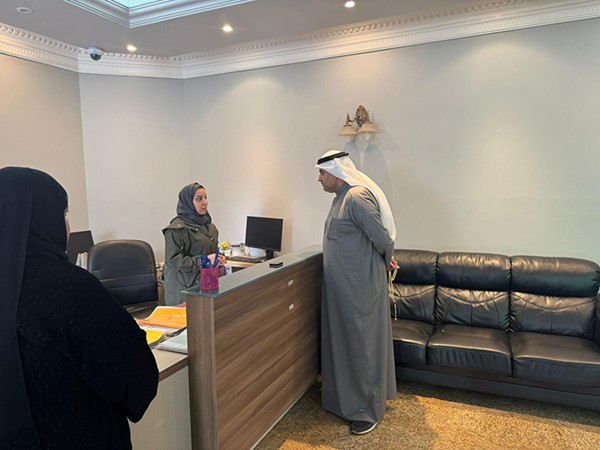 وزير العدل المستشار ناصر السميط يطلع على احتياجات المراجعين والموظفين في مركز رؤية المحضونين بمنطقة الزهراء