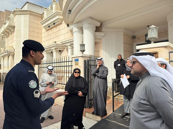 وزير العدل المستشار ناصر السميط خلال زيارة ميدانية إلى مركز رؤية المحضونين بمنطقة الزهراء