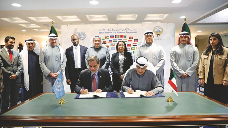 المدير العام للصندوق الكويتي للتنمية بالوكالة وليد البحر ورئيس بعثة منظمة الصحة العالمية لدى البلاد أسد حفيظ خلال توقيع الاتفاقيات
