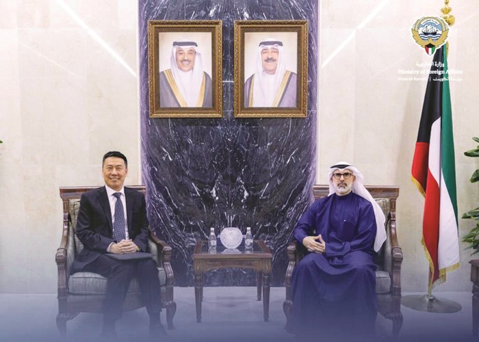 الشيخ جراح جابر الأحمد خلال اللقاء مع سفير الصين يانغ شين