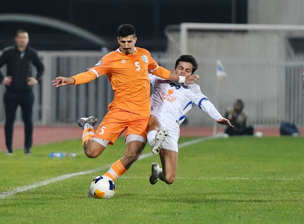 عبدالرحمن الأصيمع يحاول إيقاف لاعب كاظمة خالد شامان