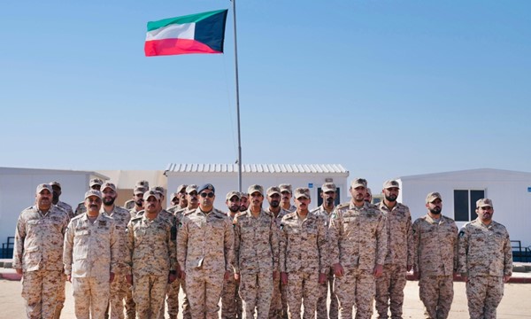  نائب رئيس الأركان العامة للجيش اللواء الركن طيار الشيخ صباح جابر الأحمد مع عدد من أفراد الجيش خلال زيارة تفقدية إلى عدد من المواقع
