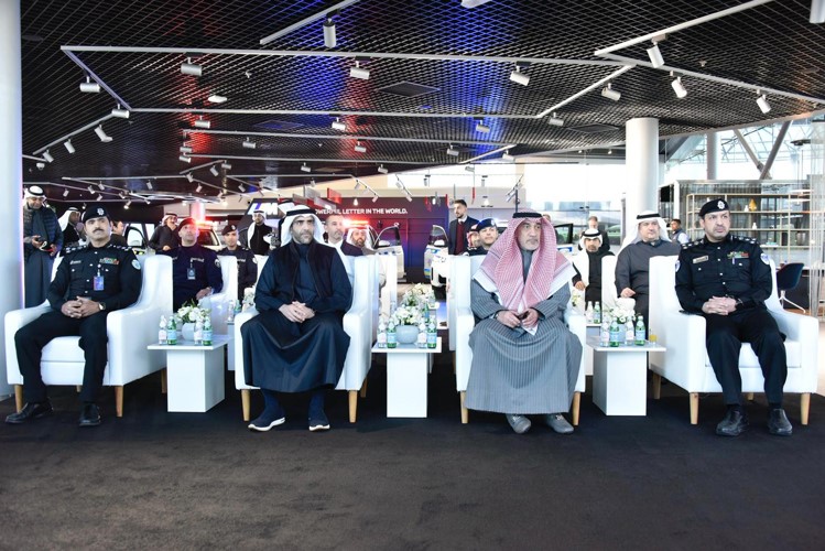 النائب الأول لرئيس مجلس الوزراء ووزير الداخلية الشيخ فهد اليوسف ورئيس مجلس إدارة شركة علي الغانم وأولاده للسيارات فهد الغانم ورئيس قطاع المالية والإدارية 
العميد محمد فهد الزعبي ومدير عام الادارة العامة للامداد والتموين العميد عمر عبدالله الحصينان والحضور خلال تسلم الدوريات الجديدة