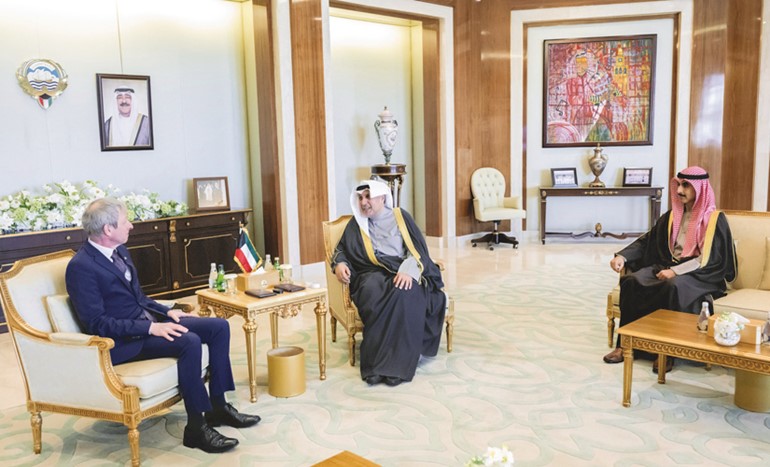 وزير شؤون الديوان الأميري الشيخ حمد جابر العلي ورئيس ديوان سمو ولي العهد الشيخ ثامر الجابر خلال استقبال سفير بلجيكا كريستيان دومز