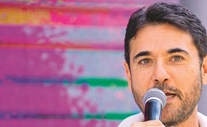 أحمد عز في الإذاعة بعد غياب