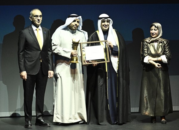  وزير الإعلام والثقافة عبدالرحمن المطيري ود.محمد الجسار وعائشة اليحيى خلال تكريم  د.طلال الجسار
