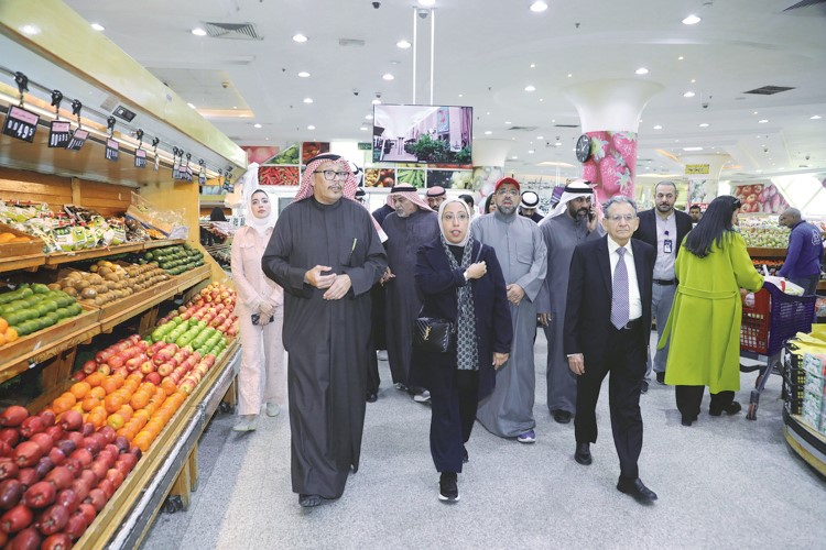 مريم العوض مع الوفد خلال جولة في تعاونية الشامية والشويخ