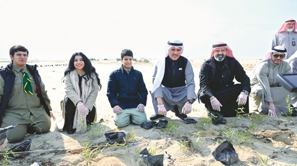 محافظ الأحمدي الشيخ حمود الجابر ومدير عام الهيئة العامة للبيئة بالتكليف نوف بهبهاني ومدير عام الهيئة العامة لشؤون الزراعة والثروة السمكية م.سالم الحاي خلال زراعة الشتلات