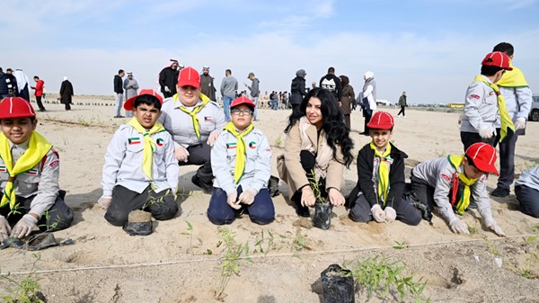 مدير عام الهيئة العامة للبيئة بالتكليف نوف بهبهاني تشارك عددا ممن الأطفال زراعة الشتلات(أحمد علي)