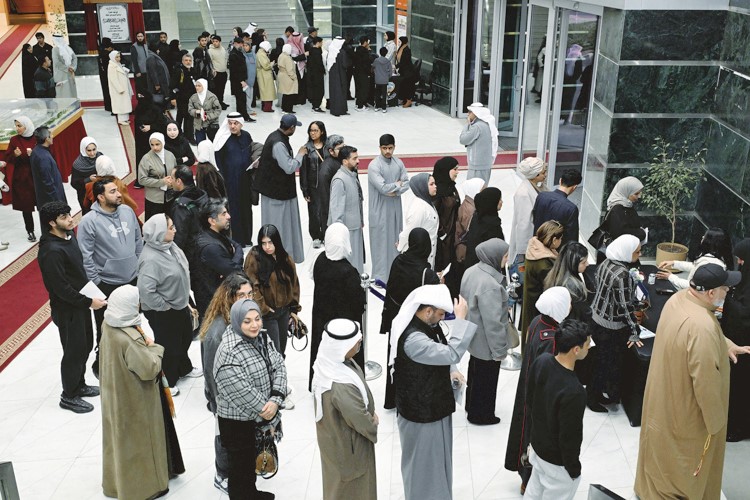 جانب من الطلبة خلال حضورهم حملة وجهني	(متين غوزال)