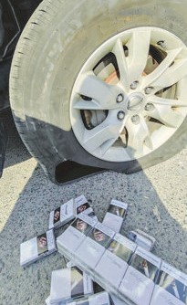 بالفيديو.. ضبط 1400 علبة سجائر مخبأة داخل إطارات مركبتين في «النويصيب»