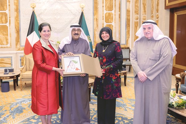صاحب السمو الأمير الشيخ مشعل الأحمد يتسلم كتاب الكويت في 400 عام من الشيخة انتصار سالم العلي ورئيس مركز البحوث والدراسات الكويتية د.عبدالله يوسف الغنيم ورقية علي حسين