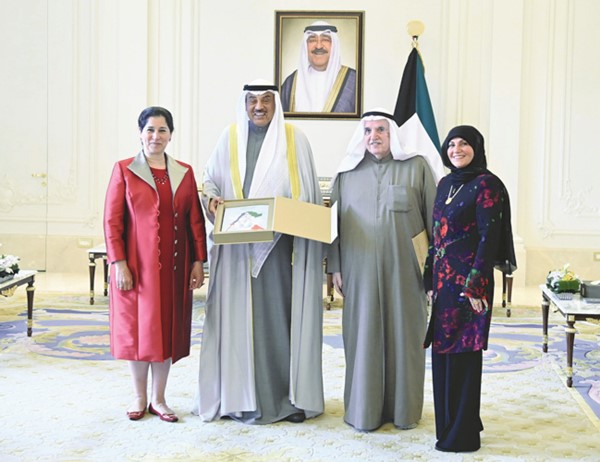 سمو ولي العهد الشيخ صباح الخالد يتسلم كتاب الكويت في ٤٠٠ عام من الشيخة انتصار السالم ورئيس مركز البحوث والدراسات الكويتية د.عبدالله الغنيم ورقية حسين