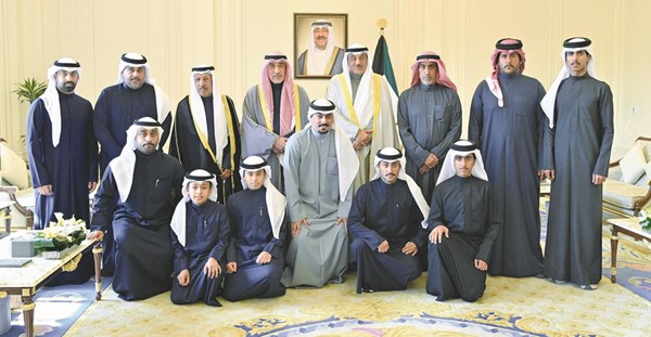 سمو ولي العهد الشيخ صباح الخالد خلال استقبال النائب الأول لرئيس مجلس الوزراء ووزير الداخلية الشيخ فهد اليوسف وأهالي شهيدي الواجب العقيد سعود نصار الخمسان والرقيب محمد سعد الهاجري