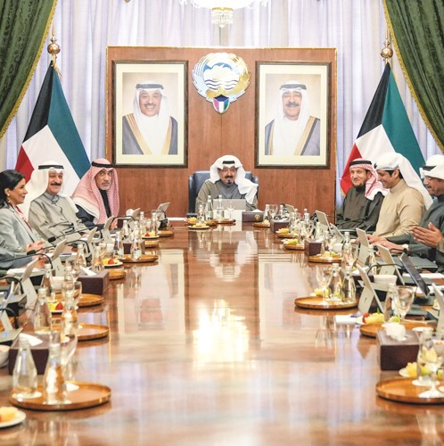 رئيس الوزراء سمو الشيخ أحمد العبدالله مترئسا جلسة مجلس الوزراء