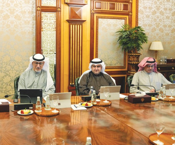 خليفة العجيل والمستشار ناصر السميط ود.صبيح المخيزيم