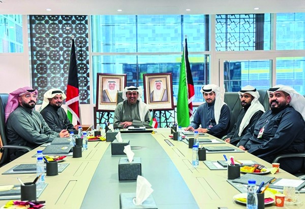 جانب من اجتماع اللجنة المشتركة لتنظيم آلية توريد المنتجات الوطنية