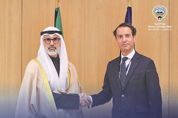 نائب وزير الخارجية السفير الشيخ جراح جابر الأحمد وممثل أمين عام حلف الناتو الخاص للجوار الجنوبي خافيير كولومينا