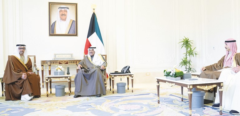 سمو ولي العهد الشيخ صباح الخالد مستقبلا سمو الشيخ عبدالله بن زايد آل نهيان نائب رئيس مجلس الوزراء وزير الخارجية في دولة الإمارات العربية المتحدة بحضور رئيس ديوان سمو ولي العهد الشيخ ثامر الجابر