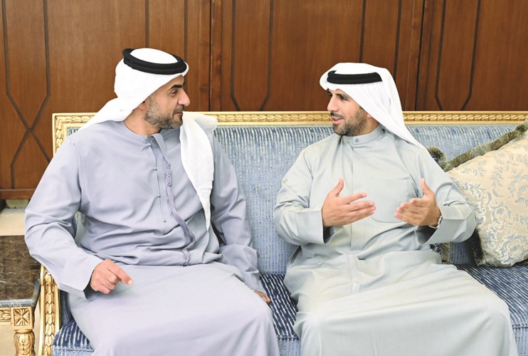 الشيخ فهد ناصر الصباح متحدثا مع أحد الحضور