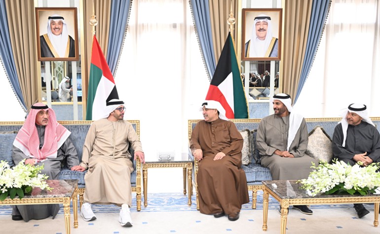 وزير شؤون الديوان الأميري الشيخ حمد جابر العلي مستقبلا سمو الشيخ عبدالله بن زايد آل نهيان بحضور النائب الأول لرئيس الوزراء ووزير الداخلية الشيخ فهد اليوسف والشيخ ذياب بن سيف بن محمد آل نهيان ومحافظ الفروانية الشيخ عذبي الناصر