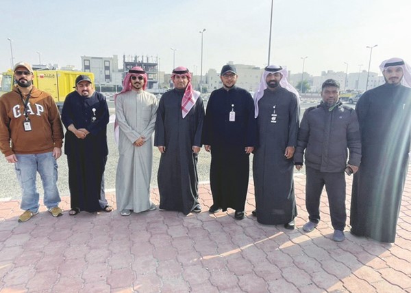 عبدالله المطيري مع عدد من المشاركين في الحملة