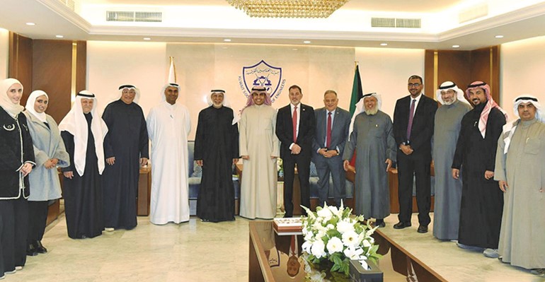 أمين سر جمعية المهندسين م.فهد العتيبي متوسطا أعضاء رابطة الهندسة الجيوتقنية الكويتية في لقطة جماعية